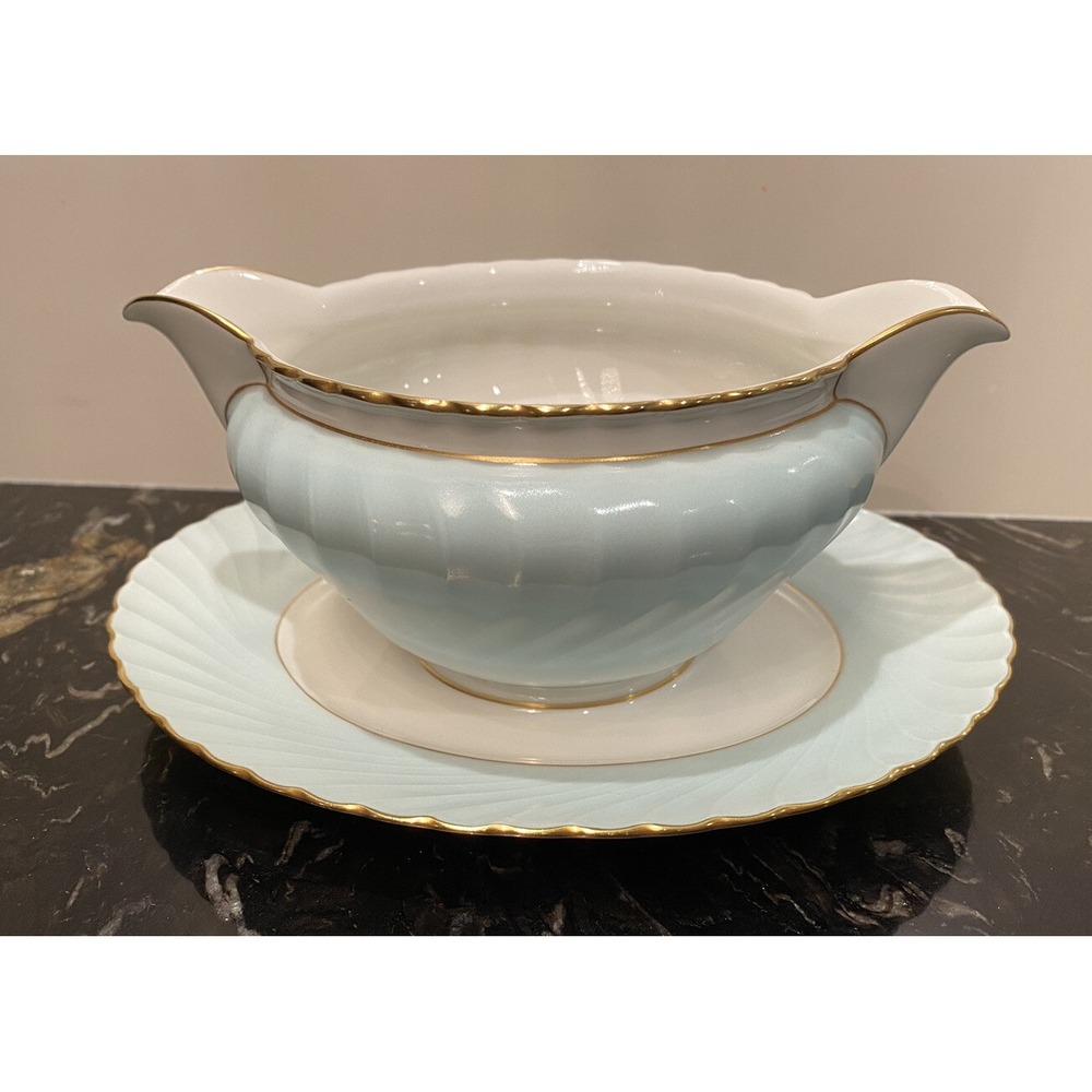 Royal Bayreuth Swirl China Bavaria Gravy Boat Artached Saucer 8.5" Long